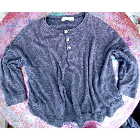 FREE PEOPLE BEACH THREE BUTTON BLUE SWEATER PRE-LOVED SIZE XS - Picture 2 of 11